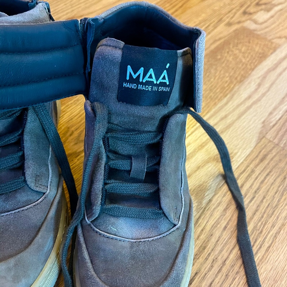 Maa of Spain high top suede shoes. Sz 32 (@13/1)
